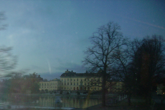 Drottningholms slott fotograferat frn buss, under krning mitt-i-natten.